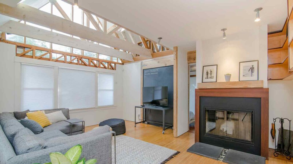 example of a living room in a house that has a encumbrance
